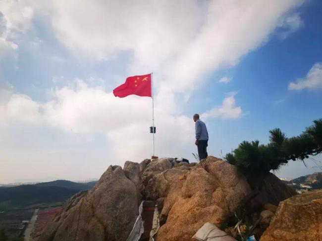八旬老人背小音箱爬山顶升旗：已经坚持了9年