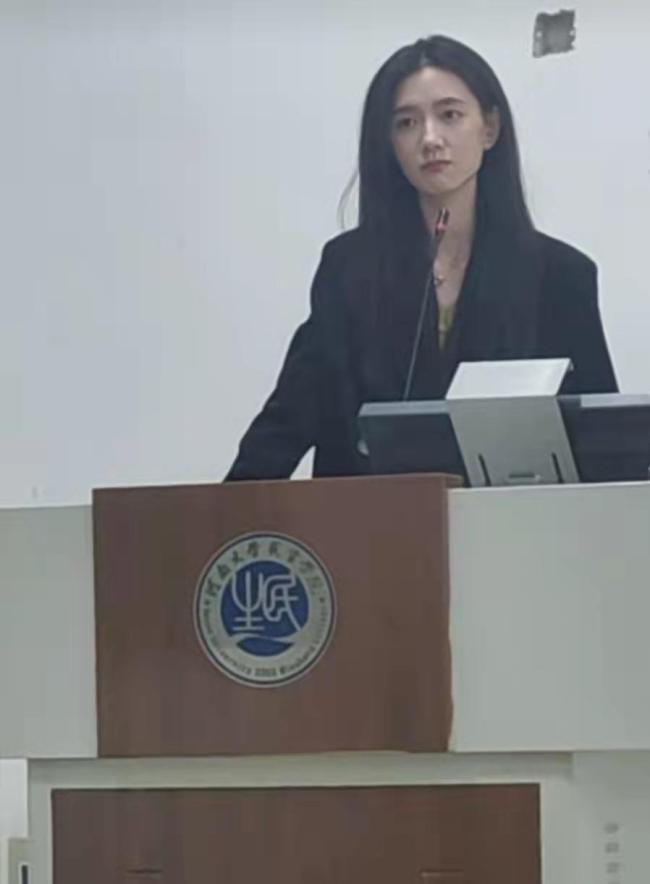 高校回应毛概女老师被赞神仙颜值：教学能力出众