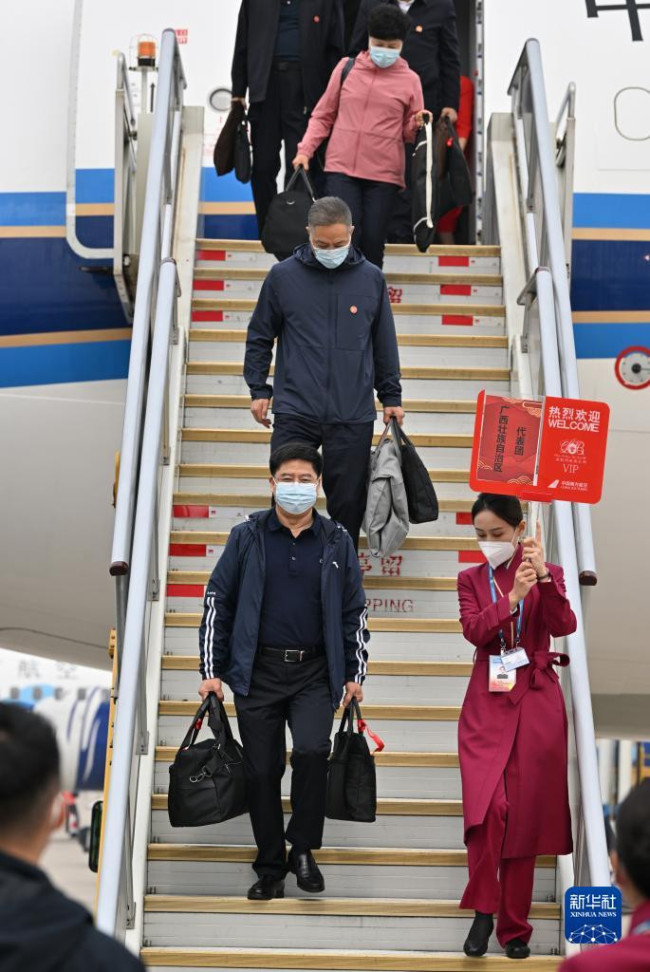 10月13日，来自广西壮族自治区的党的二十大代表乘飞机抵达北京首都国际机场。新华社记者 陈益宸 摄