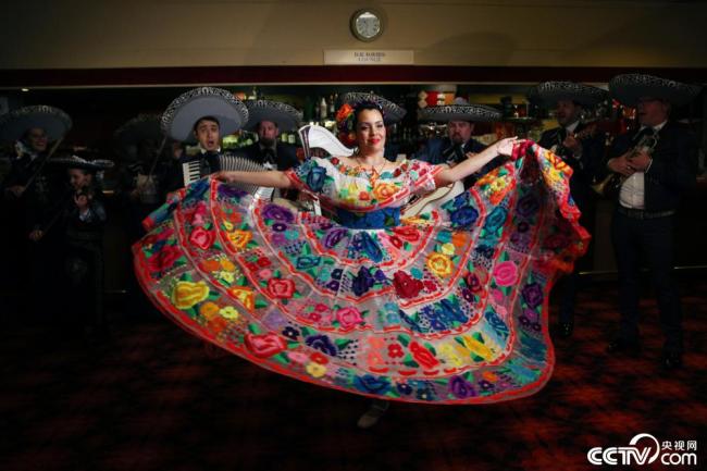 2023年悉尼音乐节开幕 舞者着大裙摆舞蹈