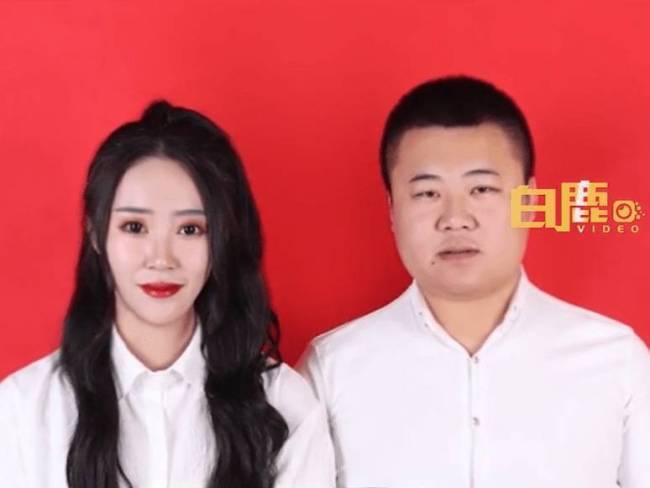 男子穿“露脐衫”拍结婚证登记照，女方全程憋笑：他的肚子太大，扣子扣不上 