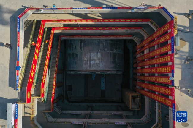 10月24日在浙江省杭州市富阳区拍摄的秦望通道工程过江隧道盾构机接收工作井（无人机照片）。