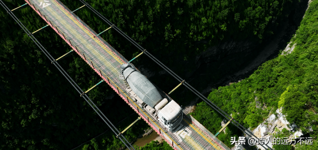 重庆300米高空索道桥上跑货车：脚下万丈深渊如走钢丝