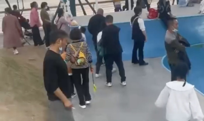 场地被占极限运动玩家与家长起冲突