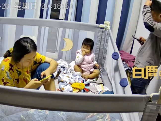 父母玩手机10个月宝宝两边刷存在感 妈妈：深刻检讨