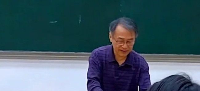 重庆一大学教授每次上课都给学生带礼物 学生：三生有幸