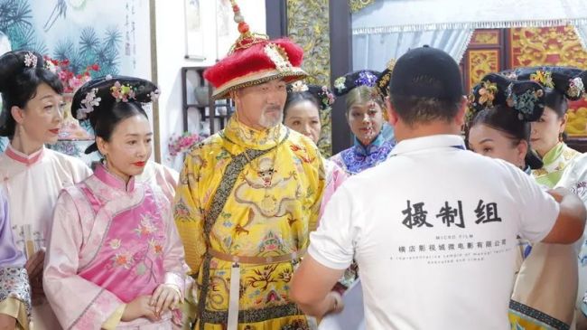 16位阿姨拍甄嬛传点播量超100万 剧方:会要求下架