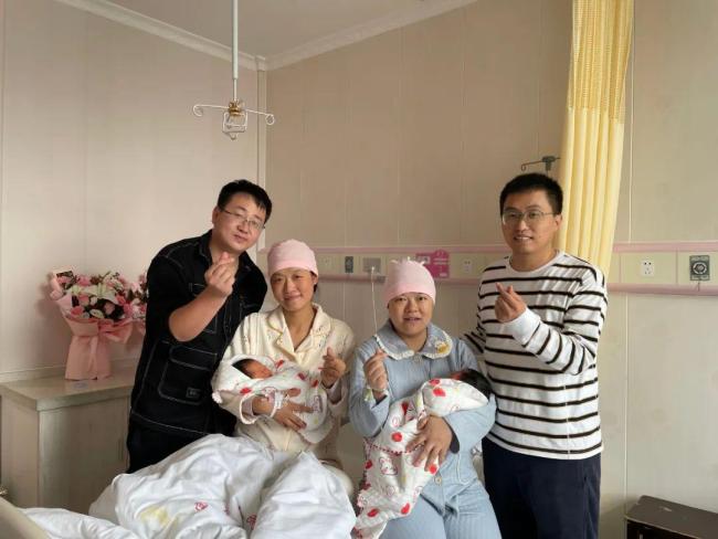 双胞胎姐妹同天同医院生娃：两名小宝宝有心灵感应