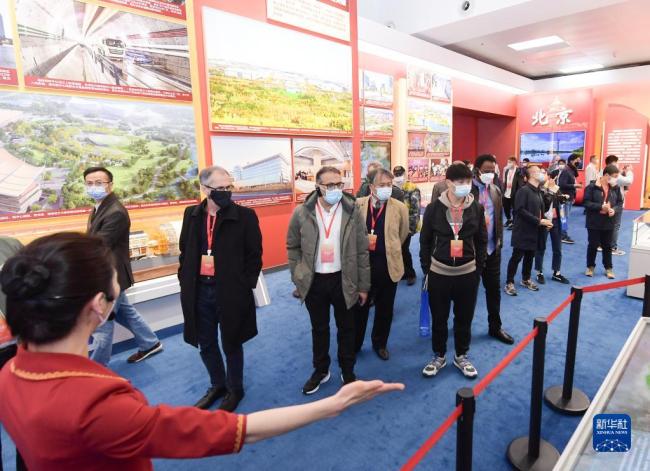 “中国取得的非凡成就令人钦佩！”——记外国嘉宾参观“奋进新时代”主题成就展