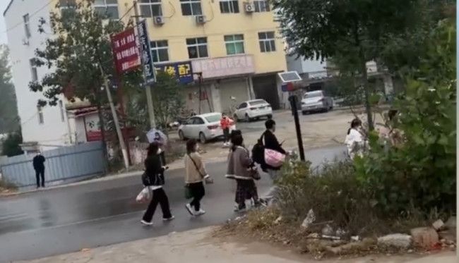 开封一店家讲述徒步返乡人群现状：很心疼