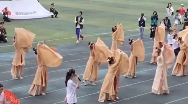 高校女生运动会穿汉服表演舞蹈 网友：国色天香