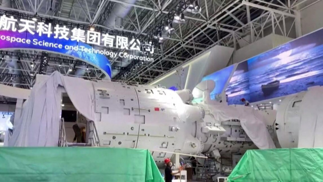 广东珠海，第十四届中国航展开幕在即，中国空间站组合体1：1展示舱将在第14届中国航展现场展示，观众可进入舱内感受航天员的太空之家。（具体拍摄时间不详）（视频截图）