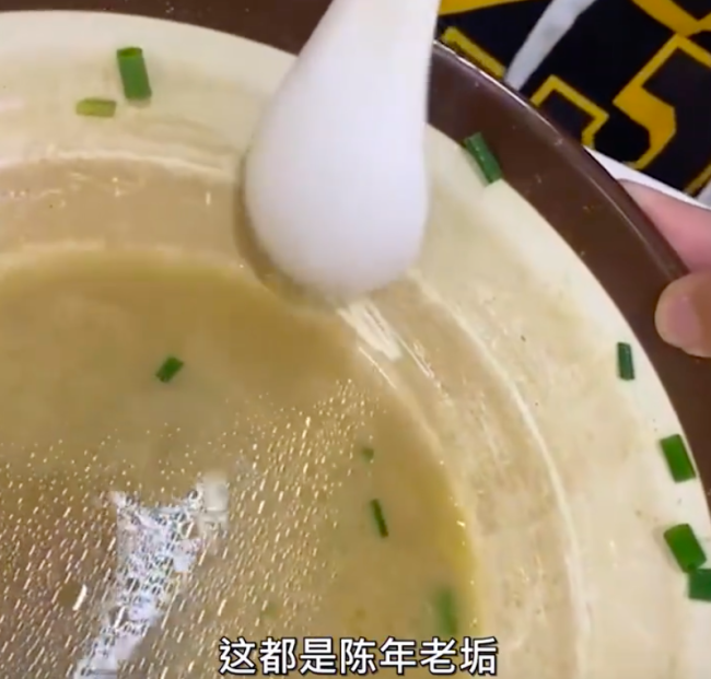 男生吃麻辣烫碗边抠出污垢
