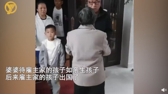 男子出国几十年回国看望儿时保姆