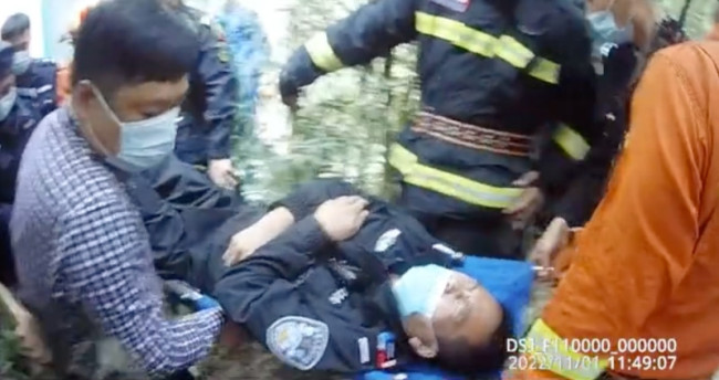 特警用身体当肉垫救下轻生女子，以命换命的救援