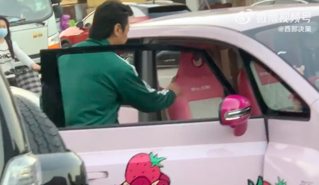 爸爸开粉色小车接送女儿引围观