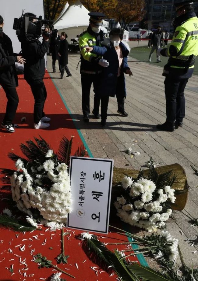 梨泰院事件遗属推倒总统送的花篮被阻拦：当时这样不就没事了吗
