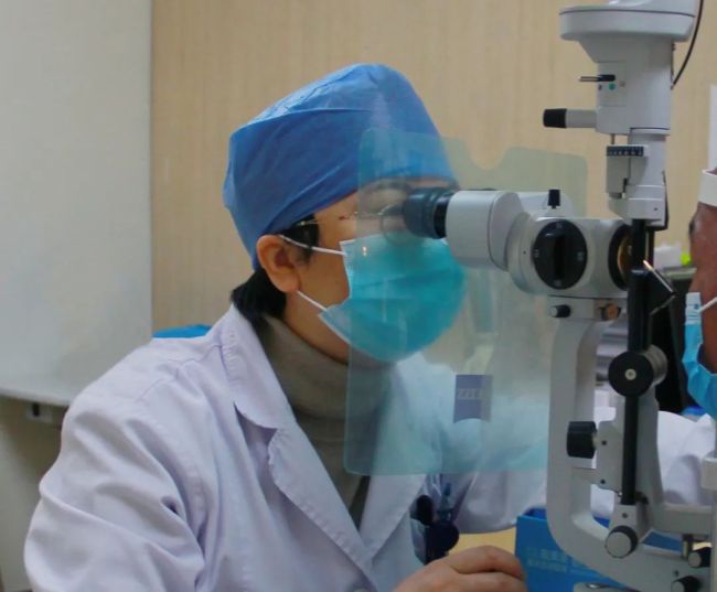 考研女生用眼过度视网膜裂孔，出现这些症状要小心