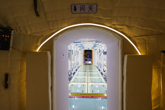 中国空间站组合体1:1展示舱亮相航展