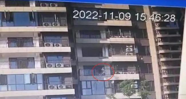 长沙一小区封窗工人从8楼坠亡，监控曝光！