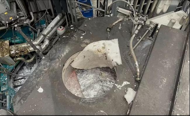 瑞士工人跌入720℃熔炉爬出生还：双腿泡在熔炉中