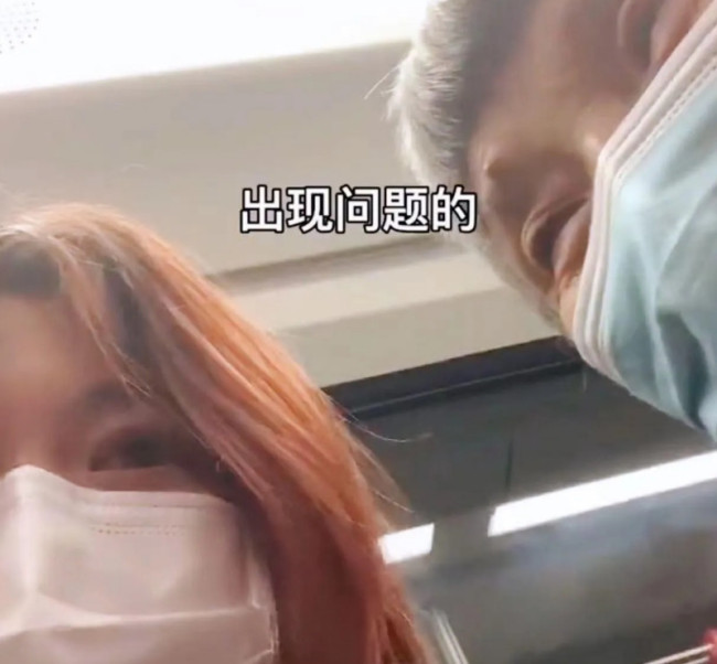 女生地铁被老人说教穿太少膝盖疼 网友：经验教训