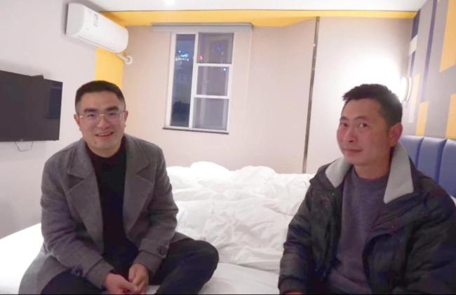 11月18日，甘宇和罗永在成都相见，这是他们震后首次见面。 图片来源: 我们视频截图