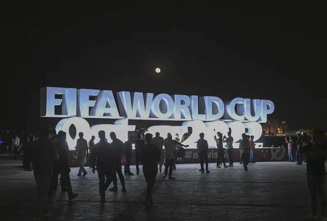 2022年11月10日，卡塔尔多哈，游客在世界杯标志前拍照。图/视觉中国
