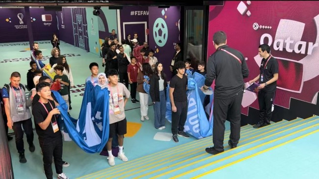 揭幕战上的中国小护旗手们