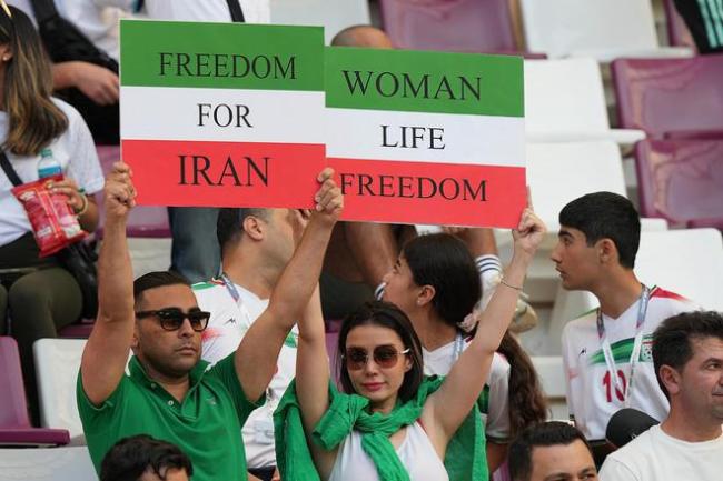 伊朗队全队拒绝唱国歌，表达对国内女性的支持