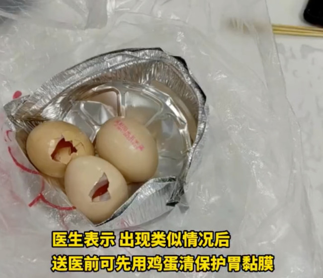 妹妹误将火碱当冰糖冲给姐姐喝：姐姐喝下一口后大叫