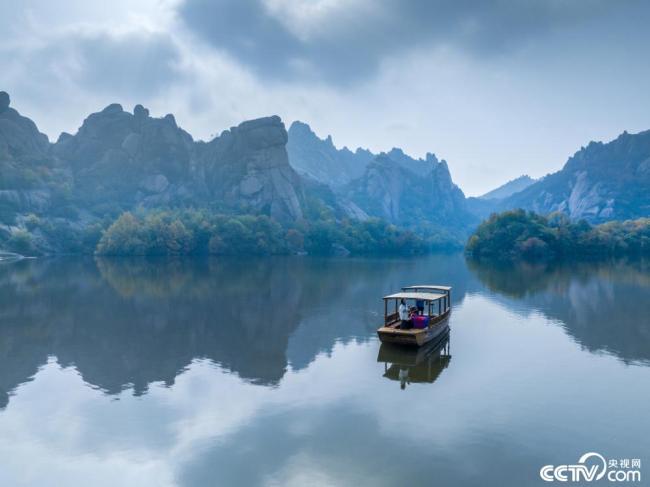 河南嵖岈山如一幅梦幻的水墨画卷