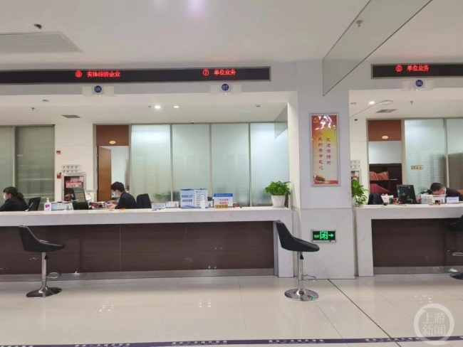 政务窗口员工扇市民耳光被停职 网友：又是外聘人员！