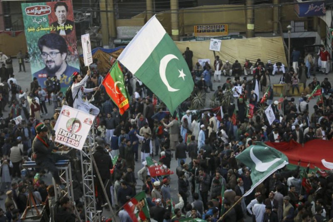 巴前总理遭枪击后首度露面 释放与政府缓和信号