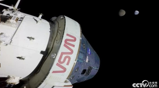 美国"猎户座"飞船发回地球和月球同框照片