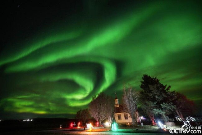 北極光照亮冰島夜空