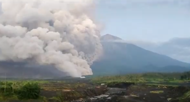 印尼火山喷发热灰直冲云霄 数千人紧急逃离