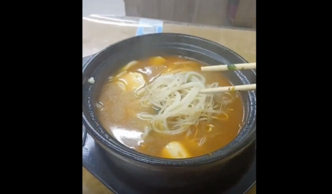 男子花13元吃饭米线只有数根：并且还是断的