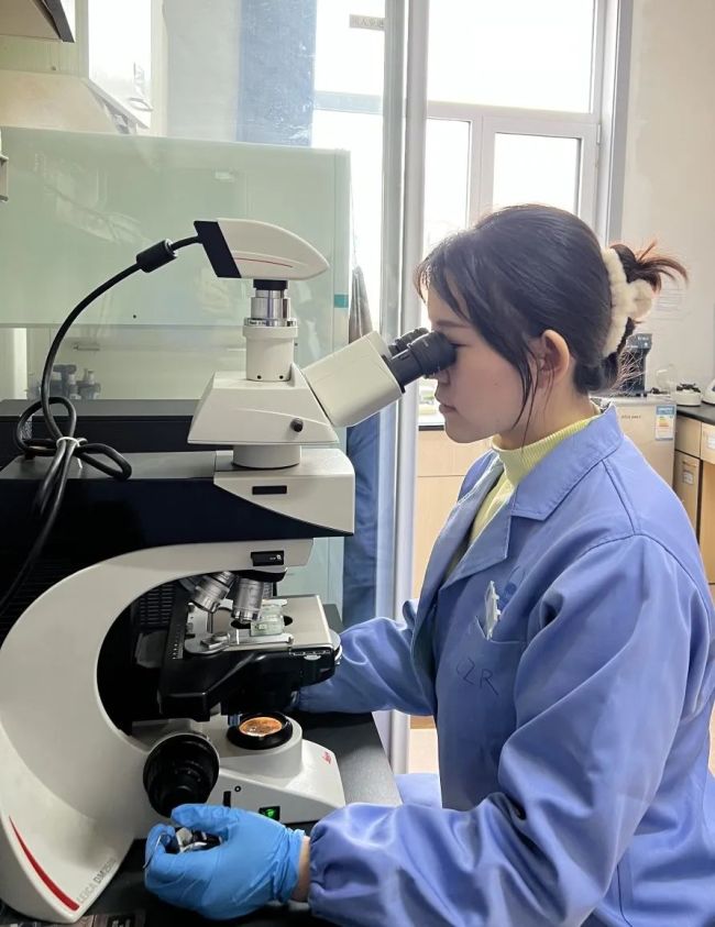 最美博士情侣下海拼死救回轻生女子，有爱情更有爱心