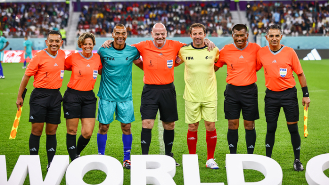 卡塔尔建筑工人与足球巨星踢友谊赛 FIFA主席吹哨
