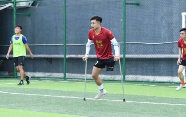 小伙用坏57副拐杖练就“独腿球王”