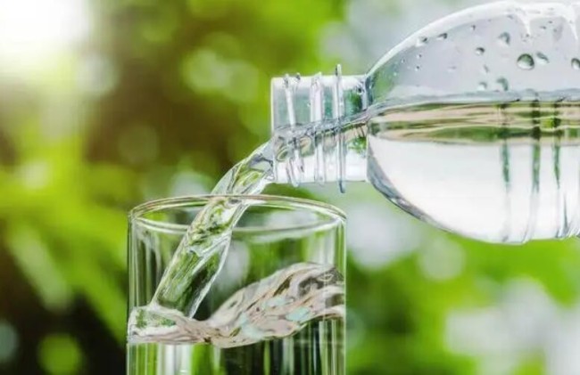 多喝水多睡觉对新冠管用吗？医生：这一点，非常必要