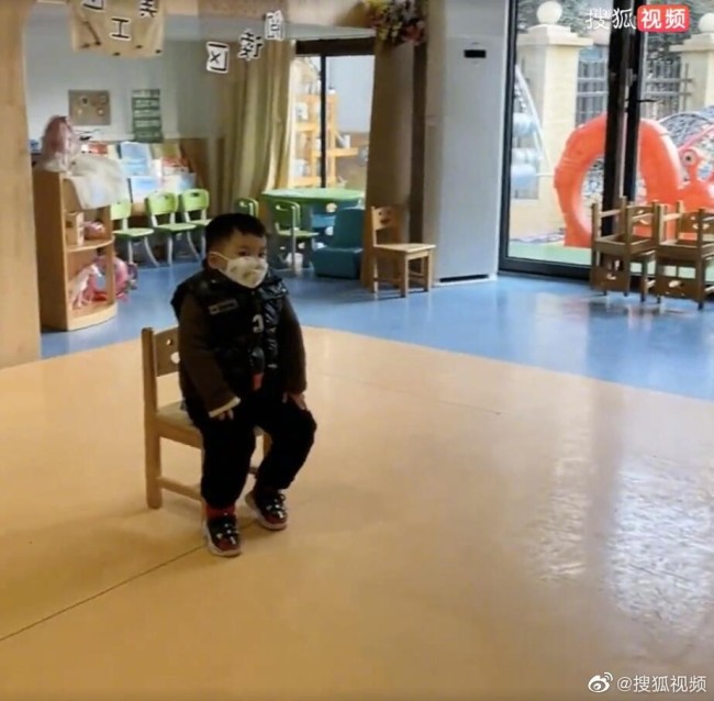 幼儿园16人请假仅1名小朋友上课，老师一对一辅导