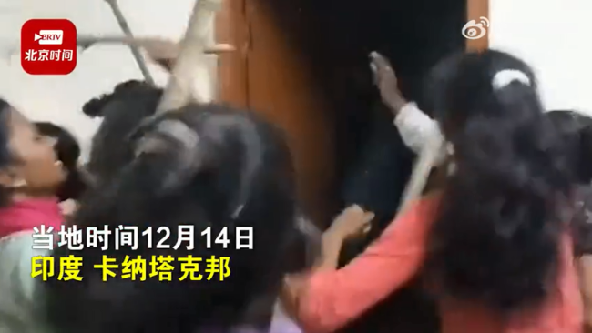 印度一校长欲猥亵女生被数十名同学拿棍棒围殴