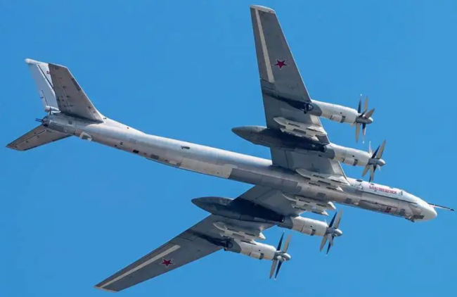 俄战略轰炸机在日本海上空飞行