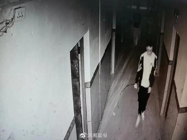 江西高中生胡鑫宇失踪已过60天：被焦灼无解谣言裹挟的双亲很无助