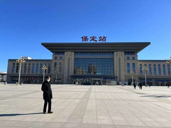 保定正在痛中恢复 医院全是人居民寒风中排队买药
