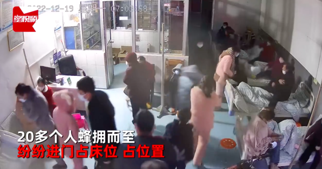 诊所开门20多人蜂拥而至占床位打点滴 大夫：给我留了一个