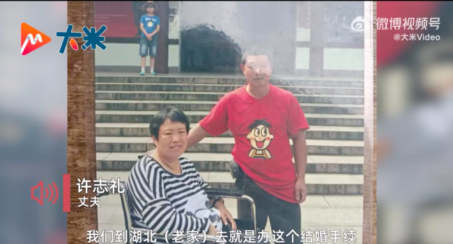 恋爱1个月女友瘫痪男友照顾她30年