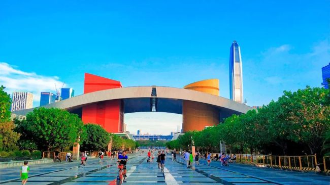 降薪后教师变“钱少事多”的工作，名牌大学毕业生们逃离深圳教师岗